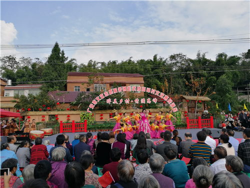 除了文艺演出外,现场还进行了村民互动游戏,摄协送全家福和广安市