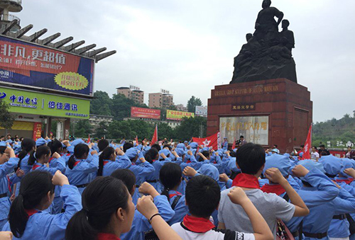 (教育园地)华蓥市红军小学开展"宣传十九大 永远跟党走"校外拉练活动