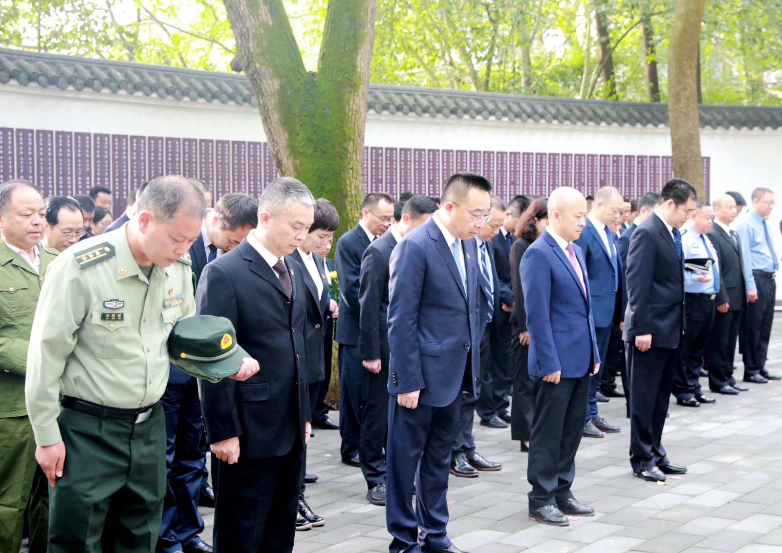 郑鹏程等出席岳池县向人民英雄敬献花篮仪式