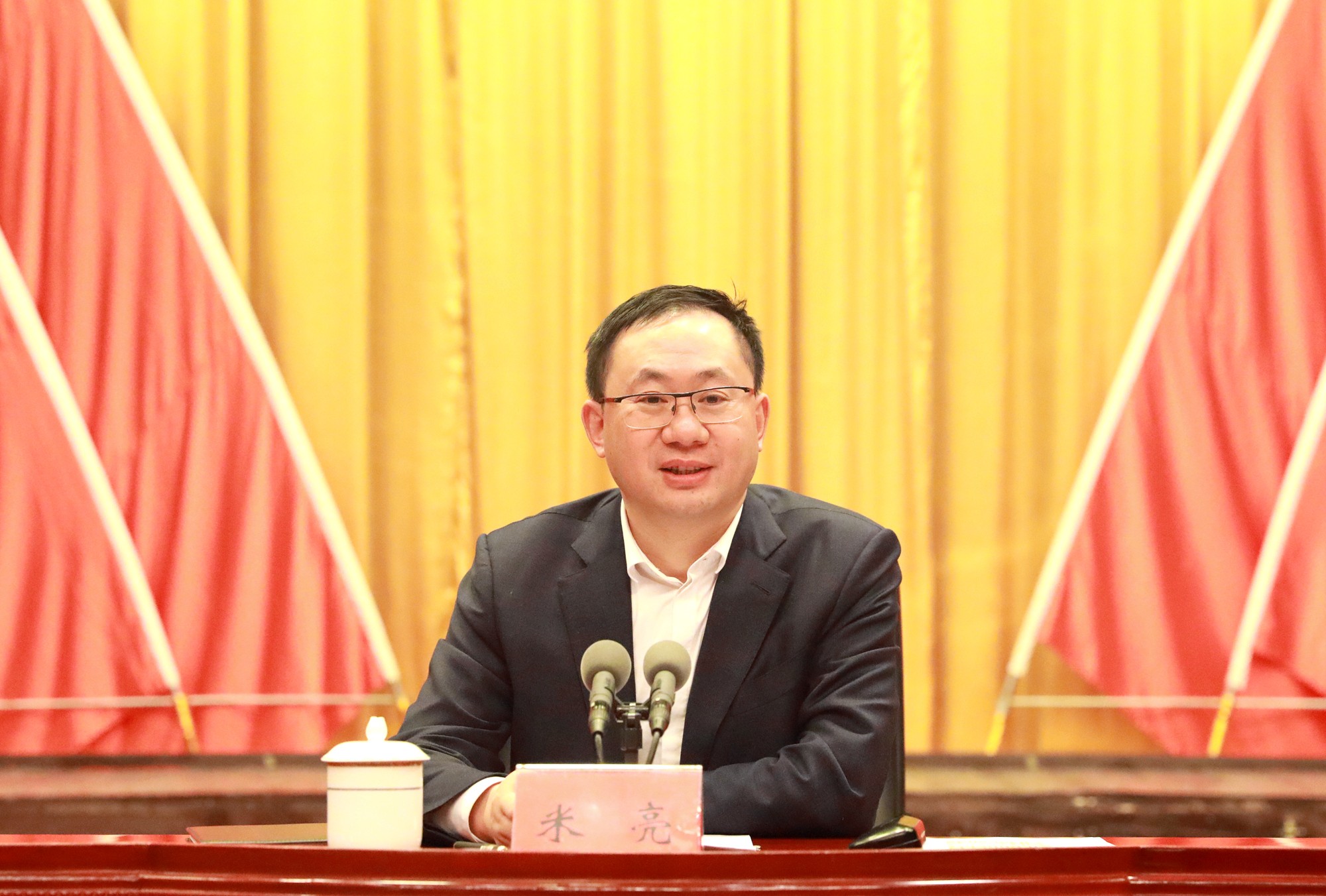 米亮主持召开全县领导干部集体廉政谈话会议