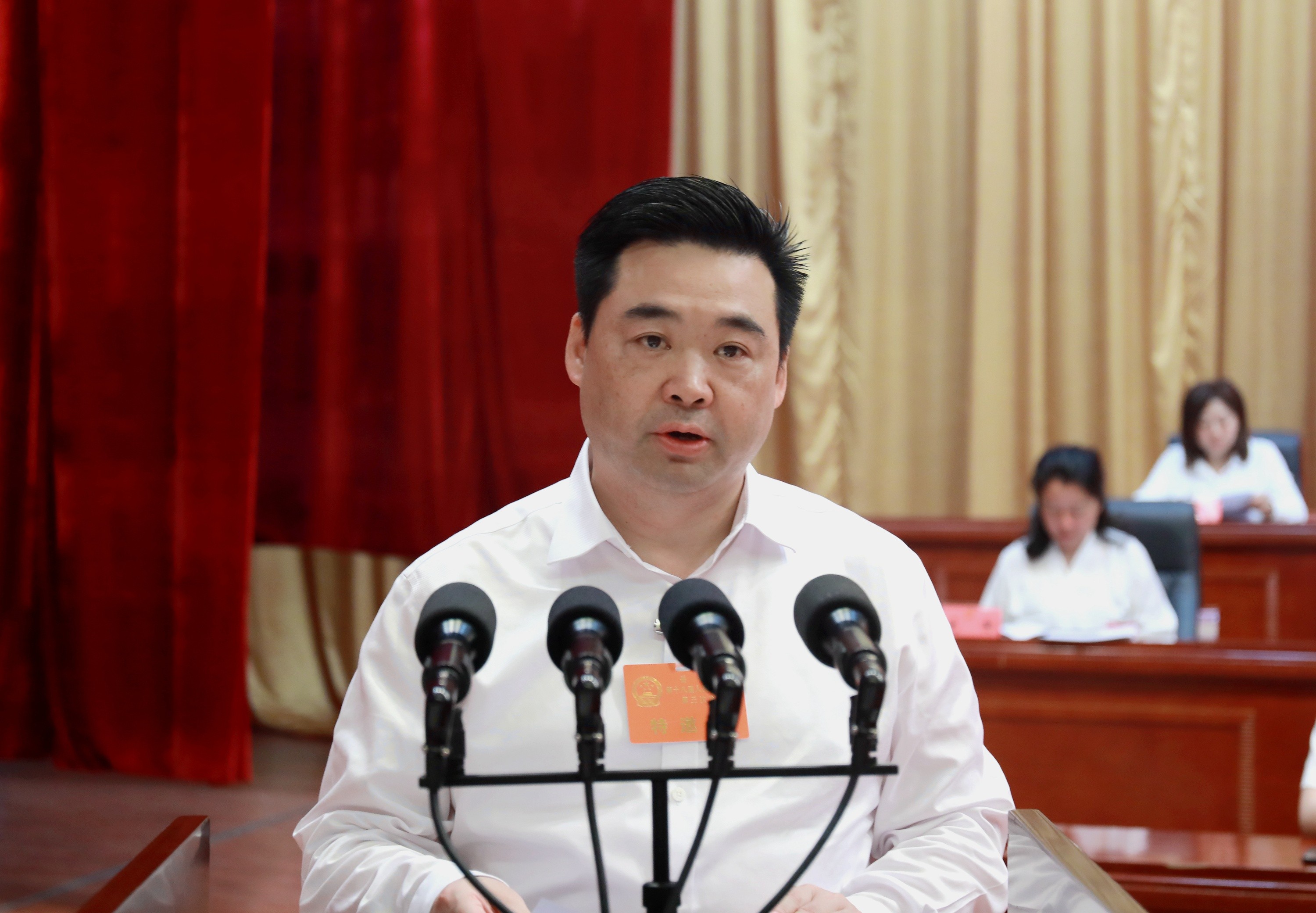 方飞剑作报告.jpg